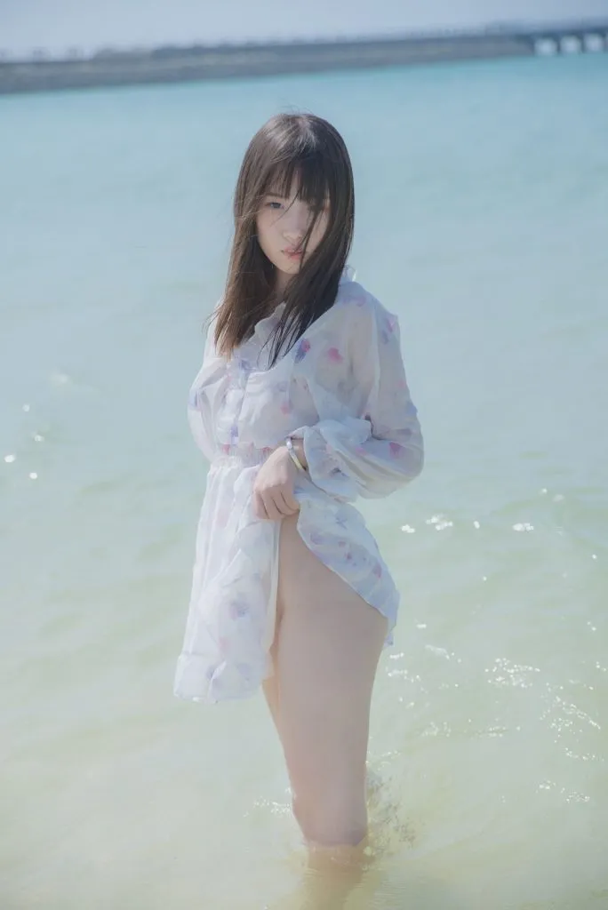 柚木Yuzuki站在浅水里穿轻薄白衬衫裙的照片