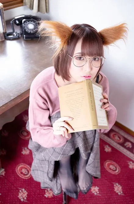 月城委員会圆框眼镜粉色毛衣格纹短裤室内写真预览