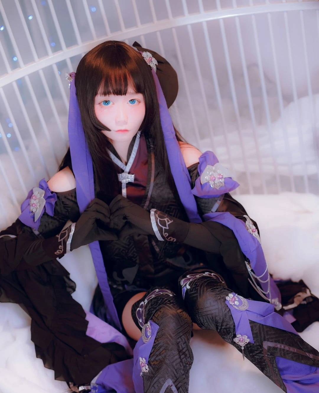 傲娇黑兔紫黑角色服坐在床边的写真图