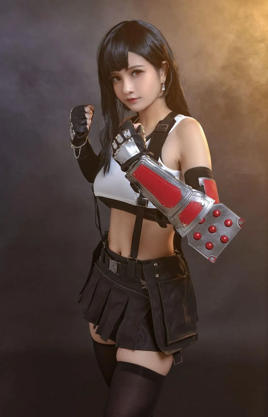 Azami_雒雒穿黑色战斗风服装手持红色道具的cos写真