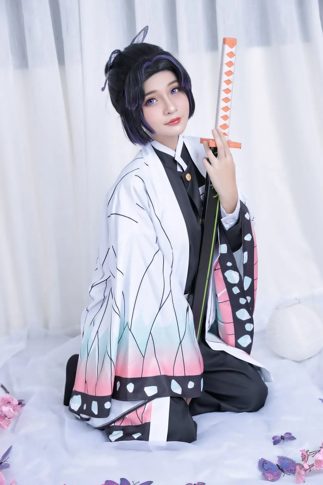 Azami_雒雒穿白色羽织跪坐并手持长刀的cos写真
