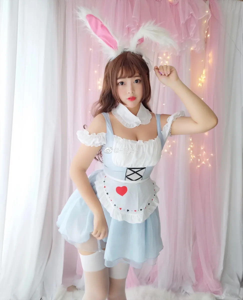 白烨粉色帘前白色兔耳造型写真