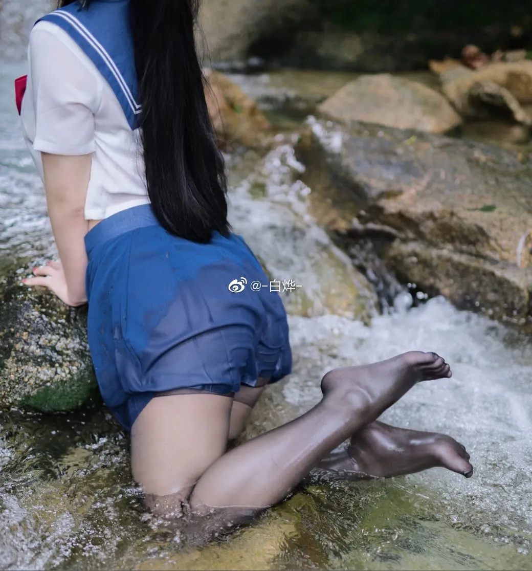 白烨溪边蓝色水手服水面局部写真