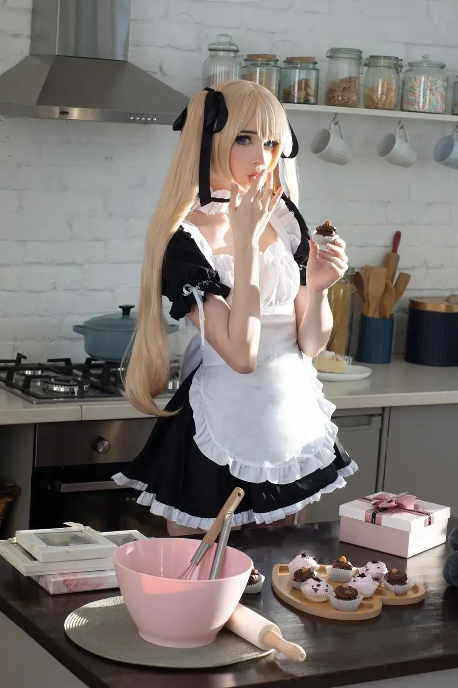 CandyBall穿黑白女仆装站在厨房甜点台前,COS写真图集预览