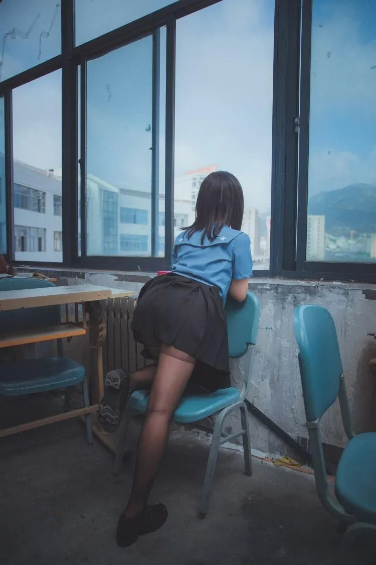 从从从从鸾在教室窗边穿蓝色上衣和黑色长袜背对镜头的cos写真