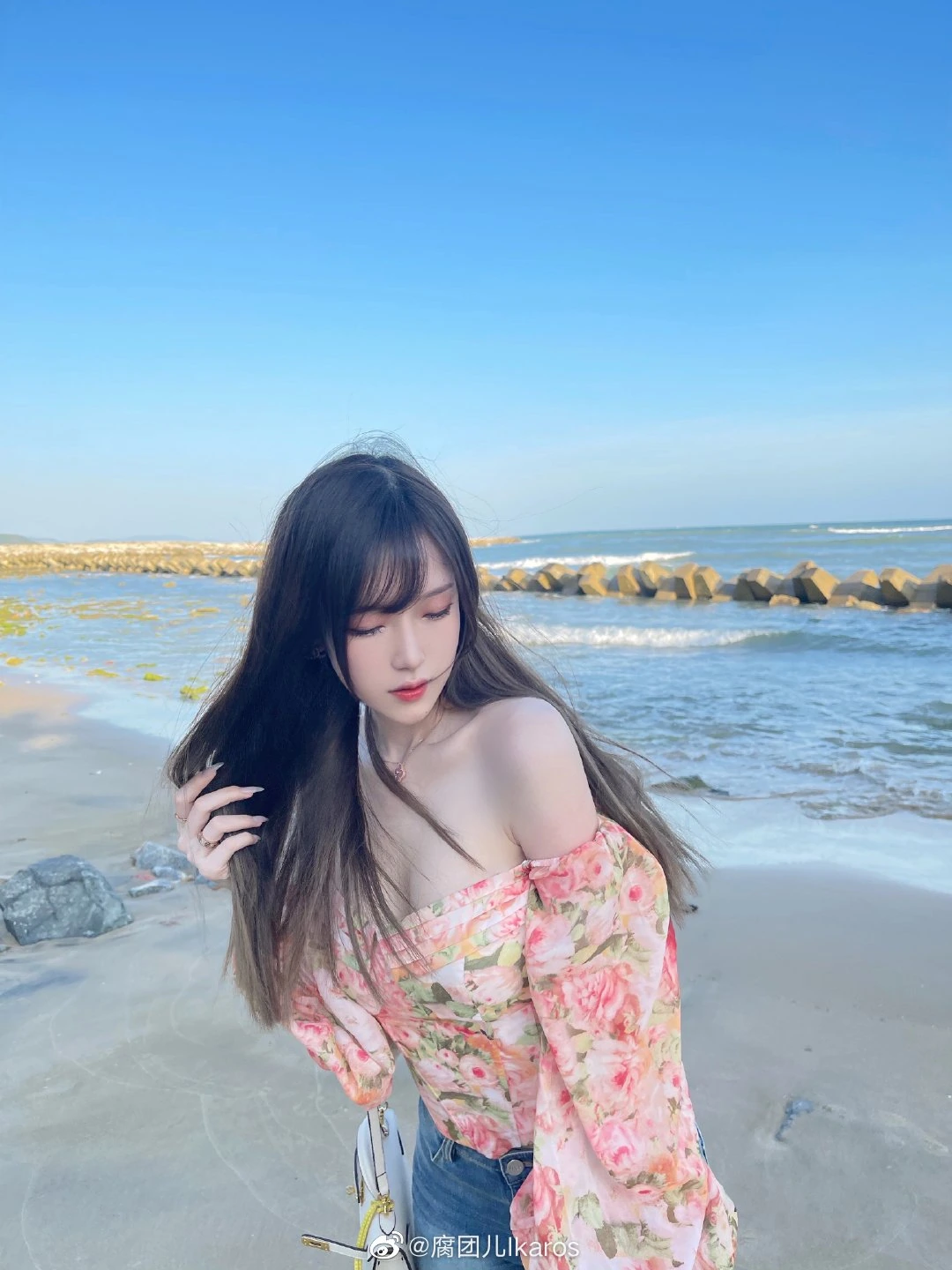 腐团儿Ikaros 海边沙滩 低头整理长发 碎花露肩上衣与牛仔裤