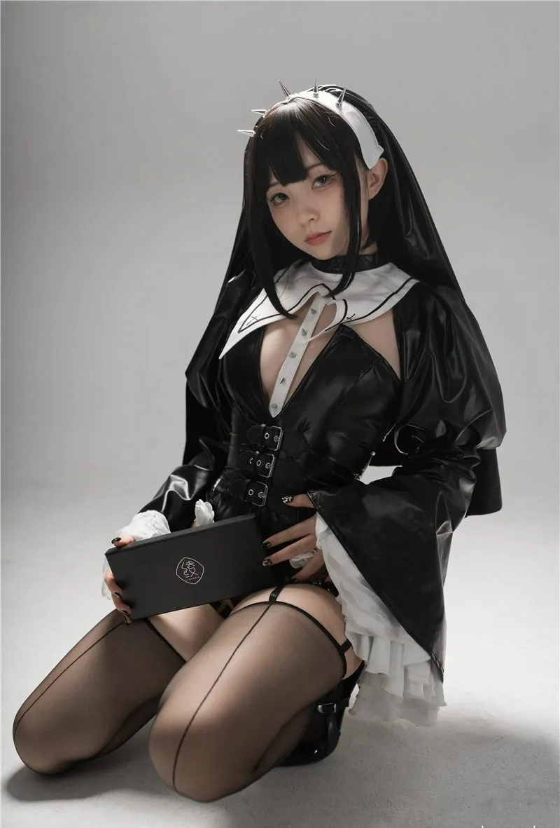 花铃穿黑白修女风服装在室内跪坐的写真