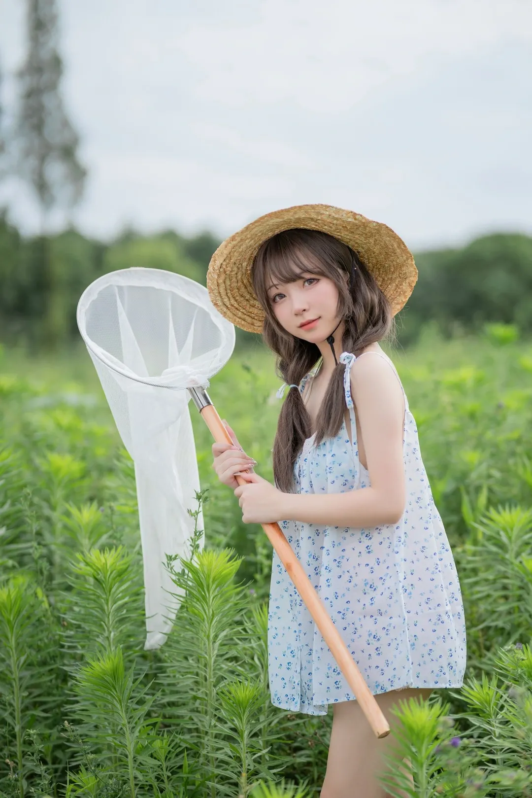 花铃戴草帽穿蓝色碎花裙拿捕虫网的户外写真