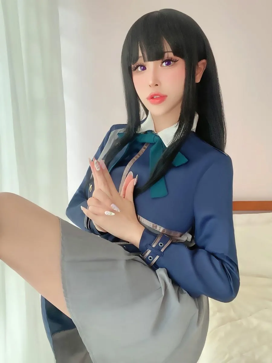 花リリ 室内床边 坐姿合手 深蓝制服与灰色短裙造型