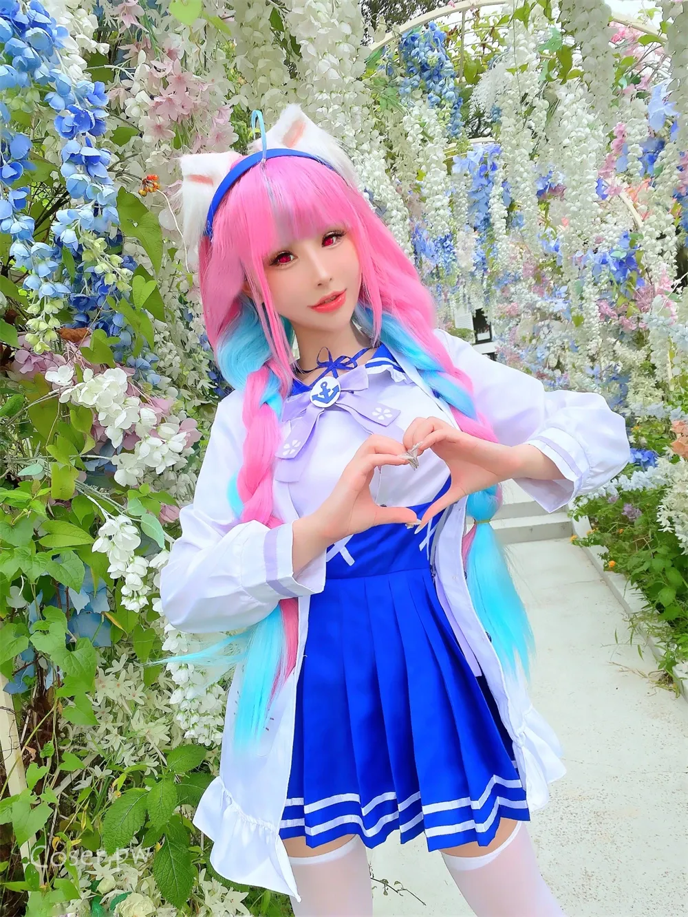 花リリ 花廊场景 双手比心 蓝白制服与粉蓝长发造型