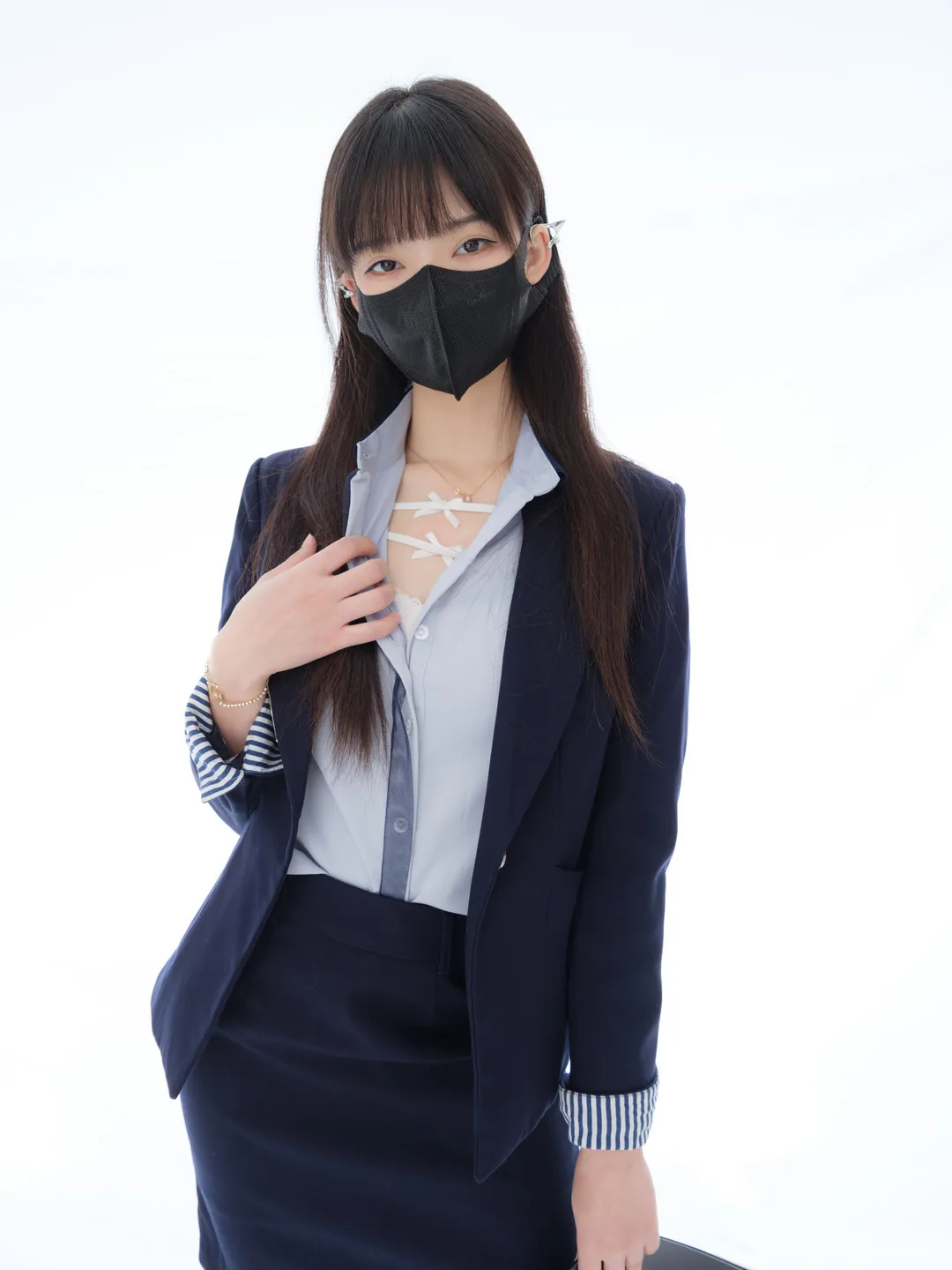 紧急企划校园风写真，白色短袖衬衫搭配蓝色格纹短裙和白丝袜，人物坐在浅色沙发上，室内清新风格展示
