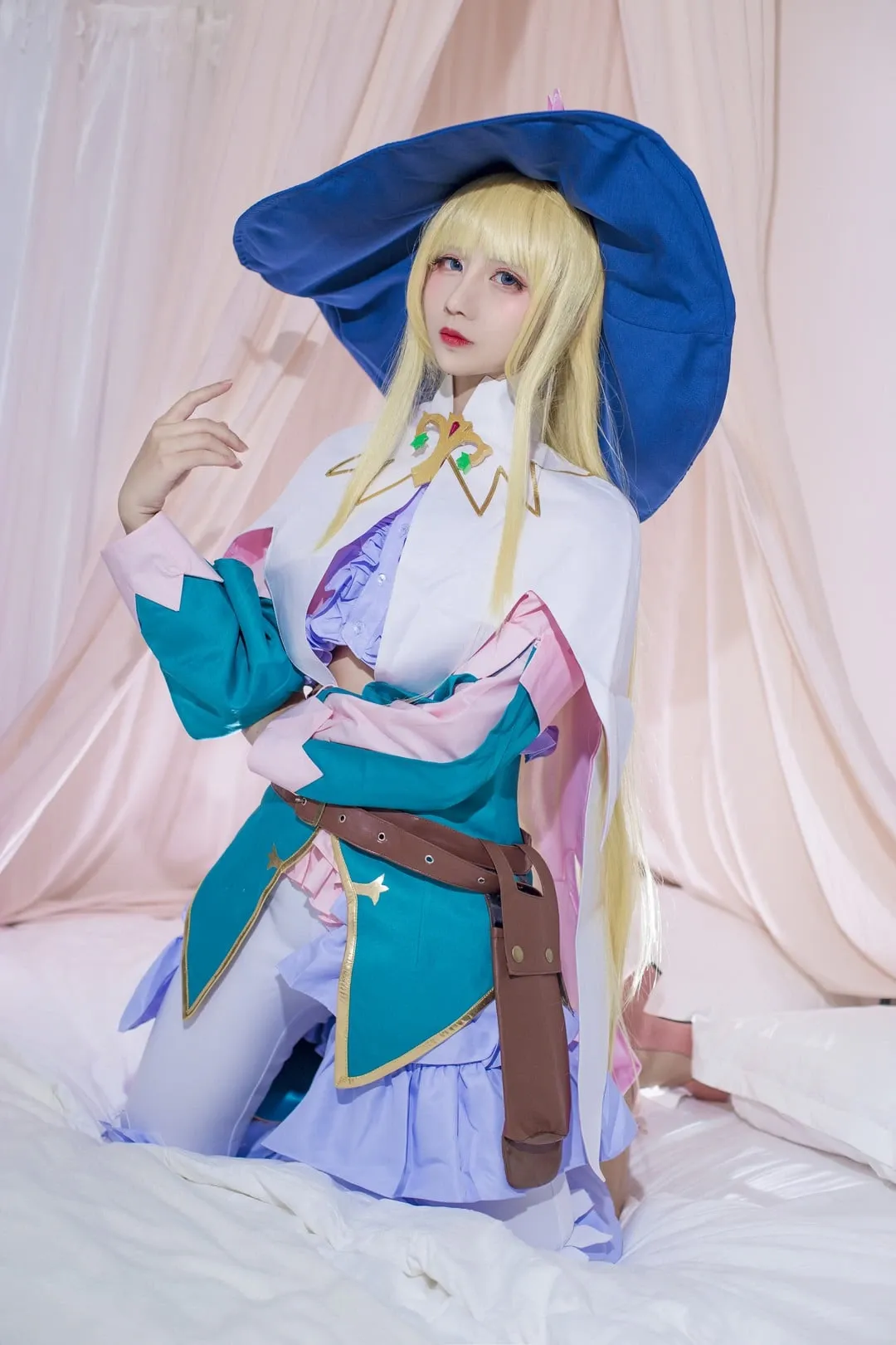 九曲jean穿蓝色宽檐帽和浅色角色服坐在布景前,COS写真图集预览