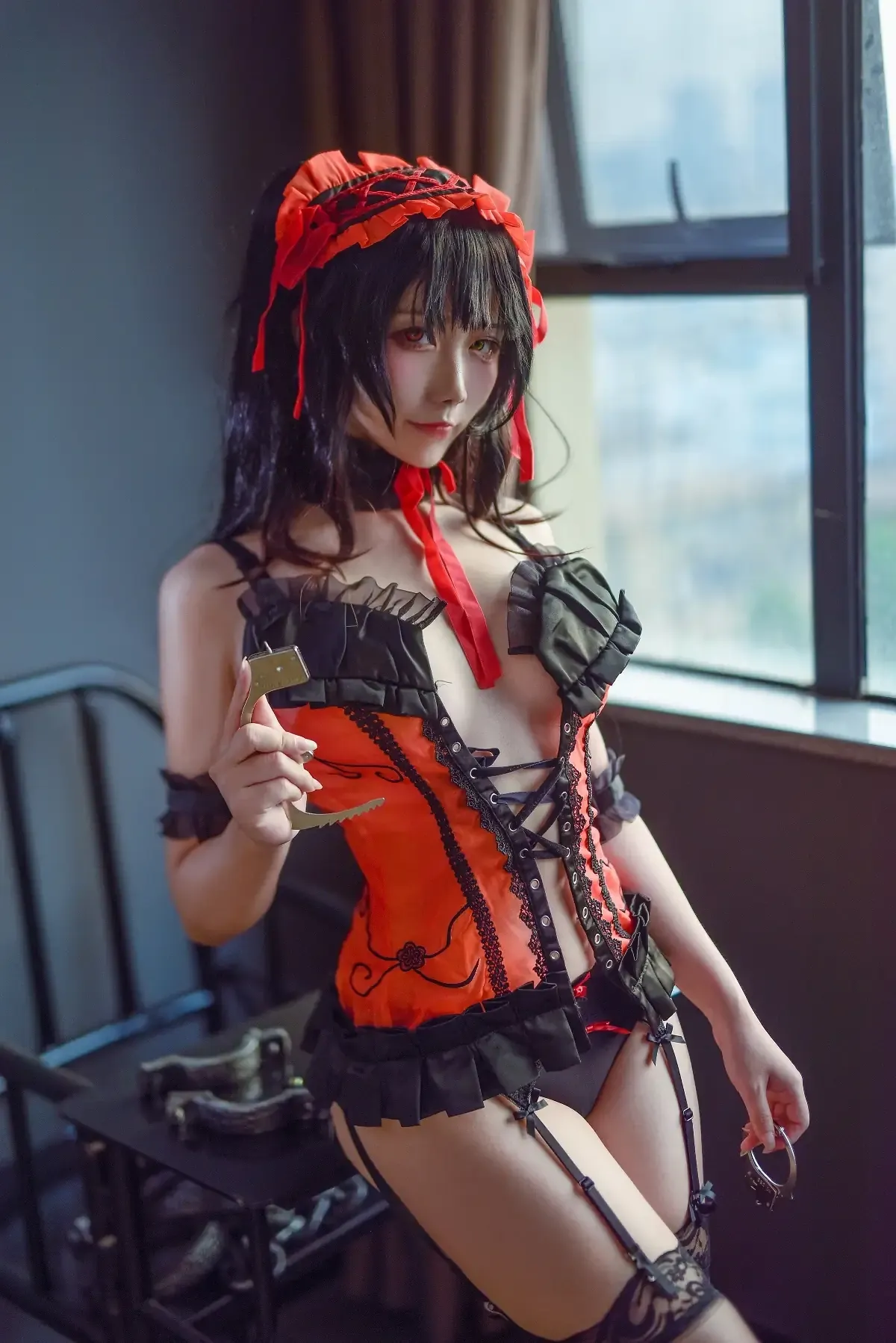 九曲jean穿红黑角色服站在窗边的暗色写真，图集预览