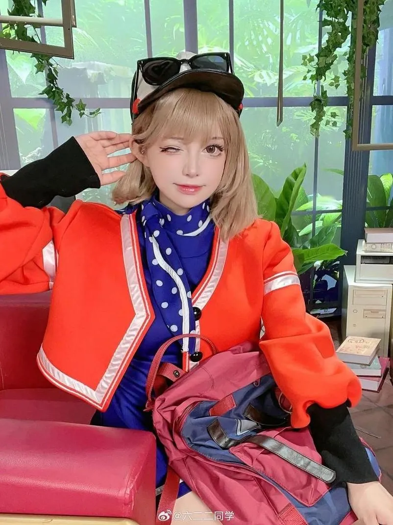 六二二同学穿红色制服戴帽子坐在沙发上背着双肩包的主题写真照片