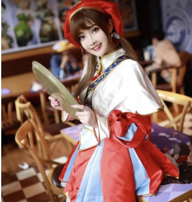 露儿大魔王在室内木质场景中穿红白和服，手持纸扇侧身看向镜头的COS造型