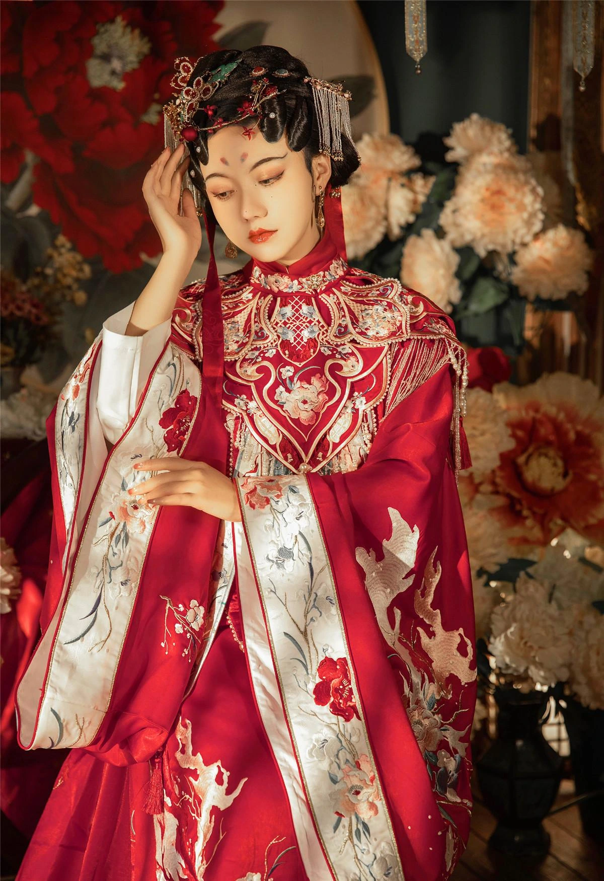 洛丽塔大哥 室内花景前 低头半身姿态 红色中式礼服与华丽头饰