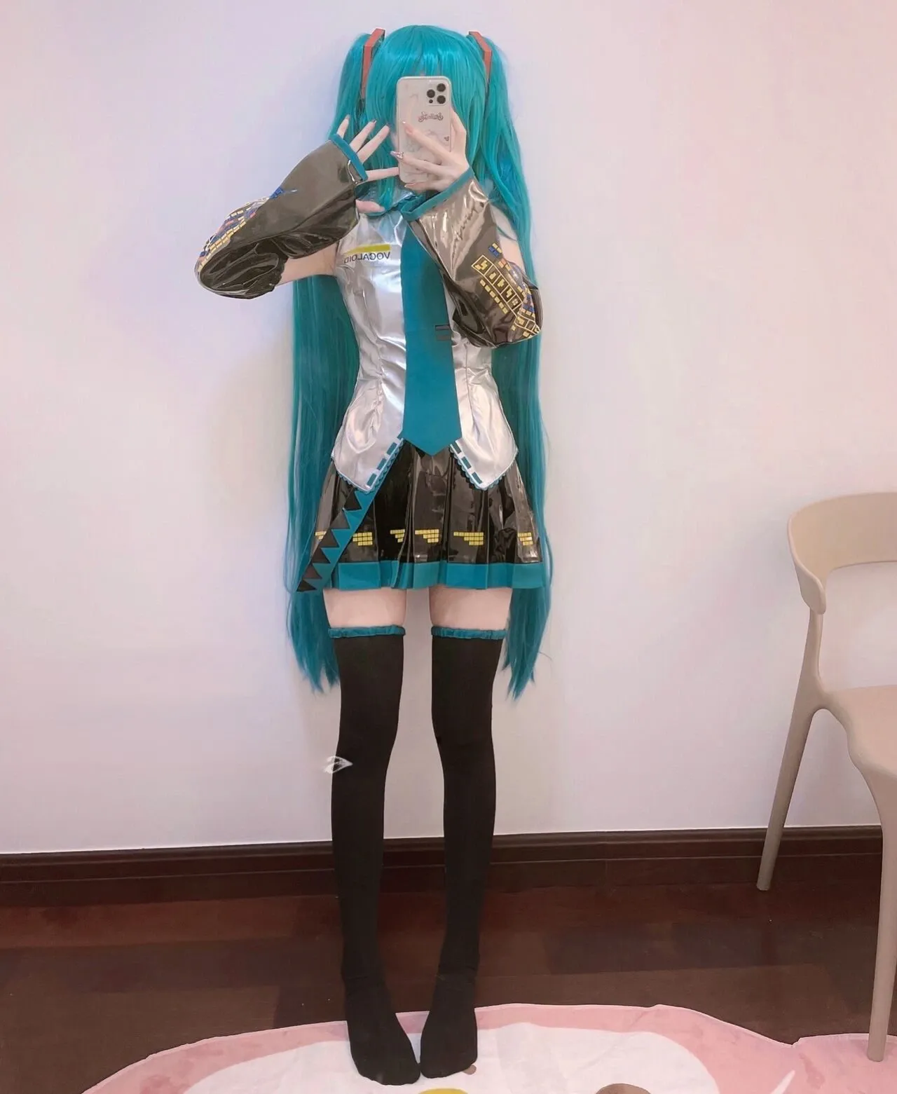 萌白酱穿蓝绿色双马尾角色服站在室内自拍的COS写真
