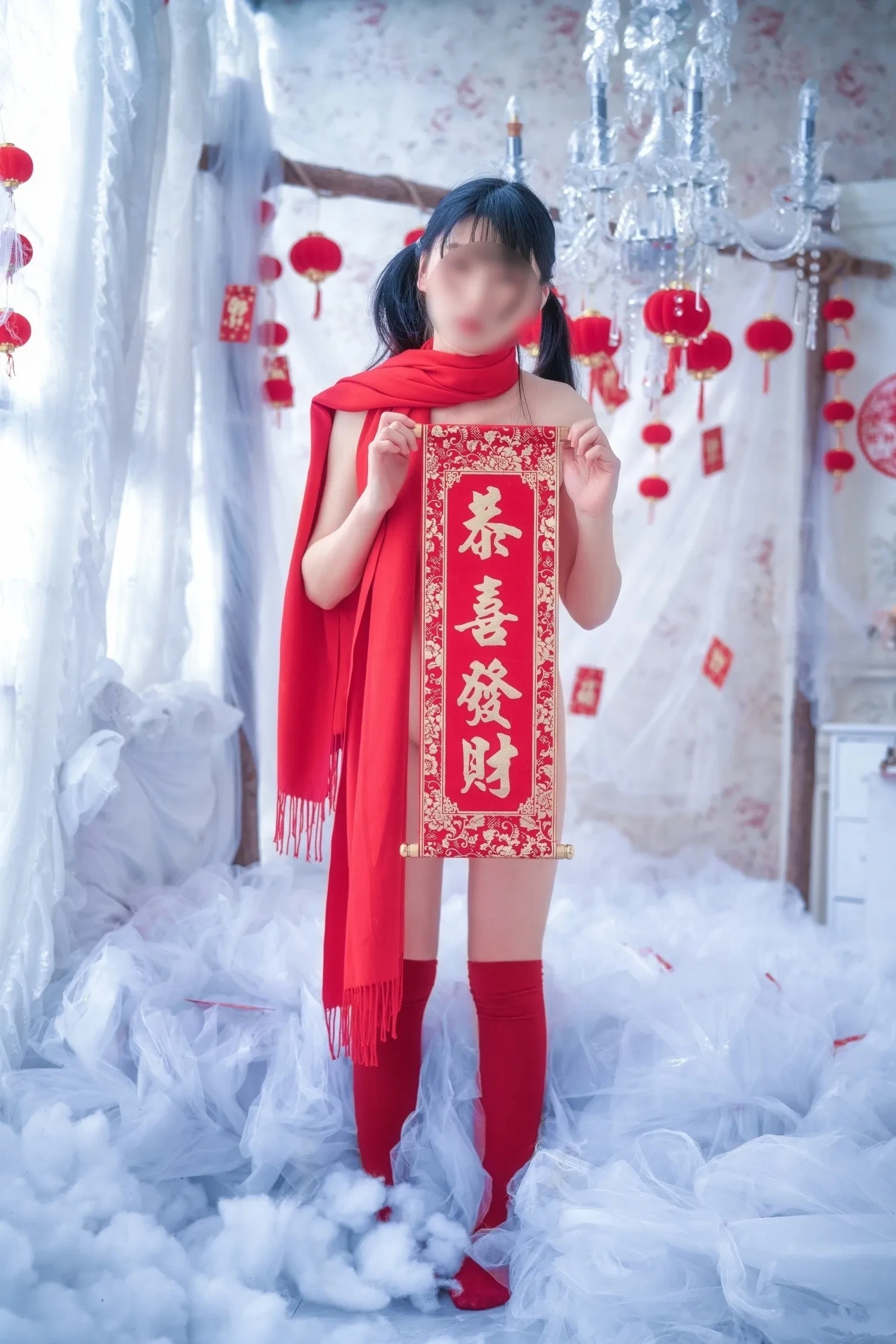 杪夏在雪景棚拍布景站立,穿红色新年服装并手拿春联 写真