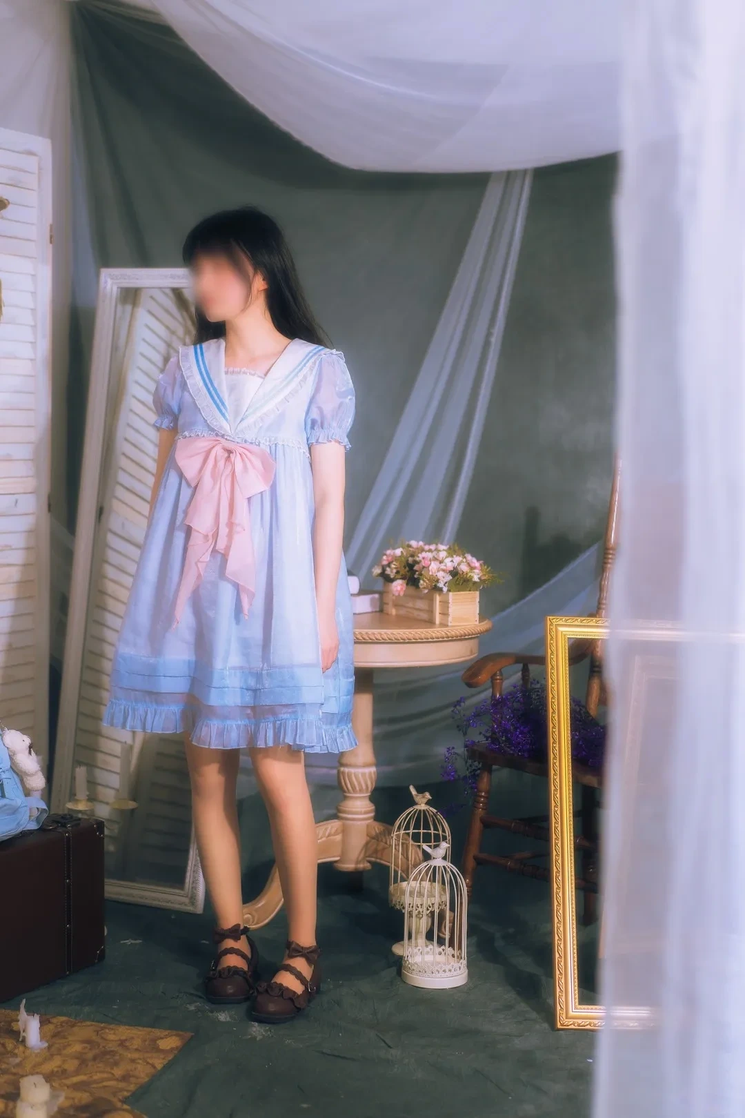 杪夏在薄纱室内站立，穿浅蓝连衣裙和黑色鞋子 写真