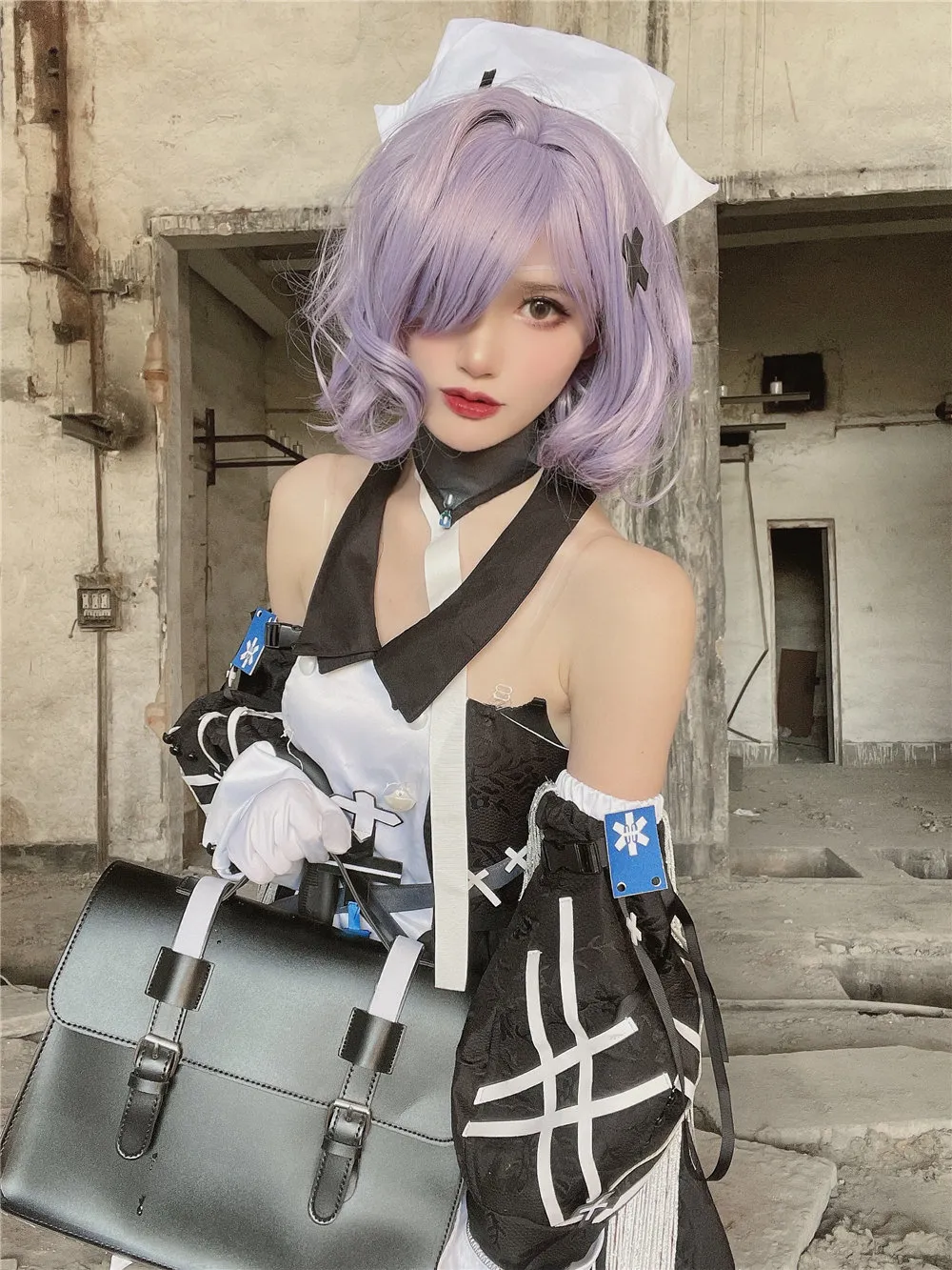 木之本果穿着黑色女仆服饰的Cosplay，搭配紫色短发和黑色包包，完美呈现独特的二次元风格