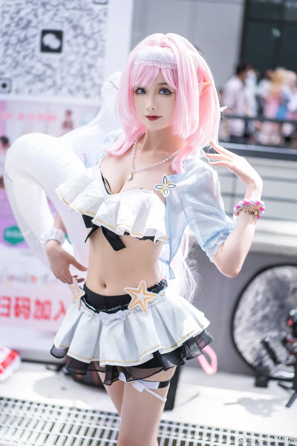 七海抹茶酱粉色短发穿白黑角色服站在展会场景中 COS写真