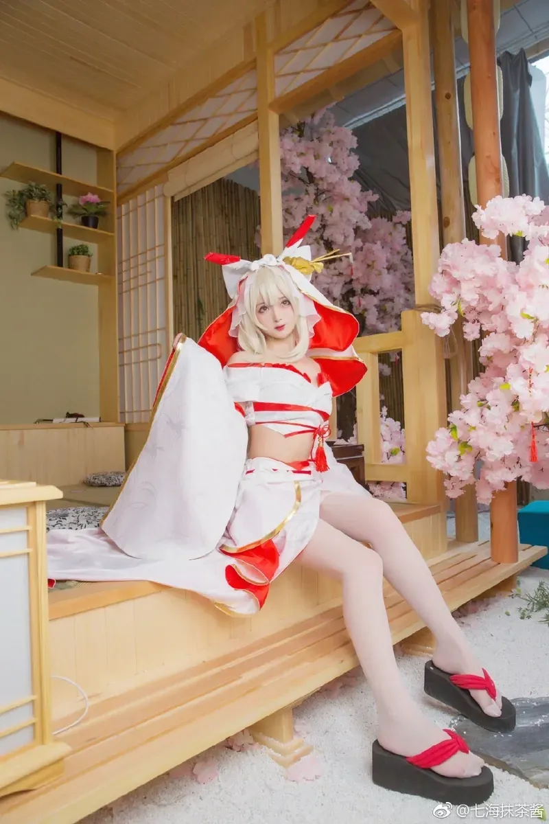 七海抹茶酱穿红白和风角色服坐在木屋门边 COS写真