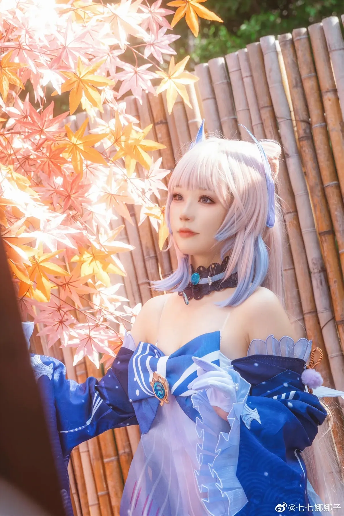 七七娜娜子白发穿蓝白角色服站在枫叶布景前 COS写真