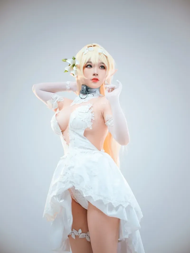七七娜娜子金发穿白色礼服站在浅色背景前 COS写真