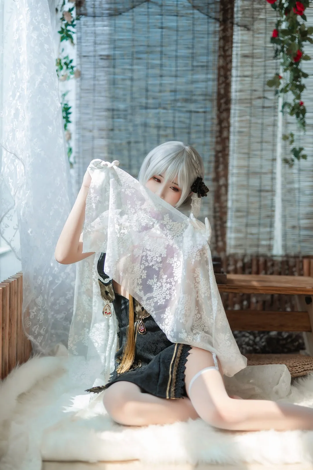 三度_69古风COS写真，银白色短发假发搭配黑色花饰，黑金花纹古装短裙配白丝袜，手持白色蕾丝布帛，室内木质竹帘窗边坐姿侧身展示