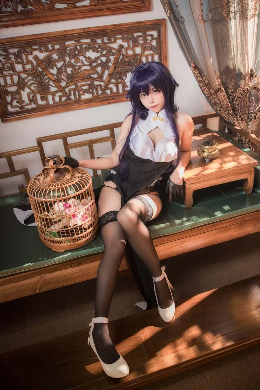 三無人型穿黑白制服坐在木质长椅上 COS写真
