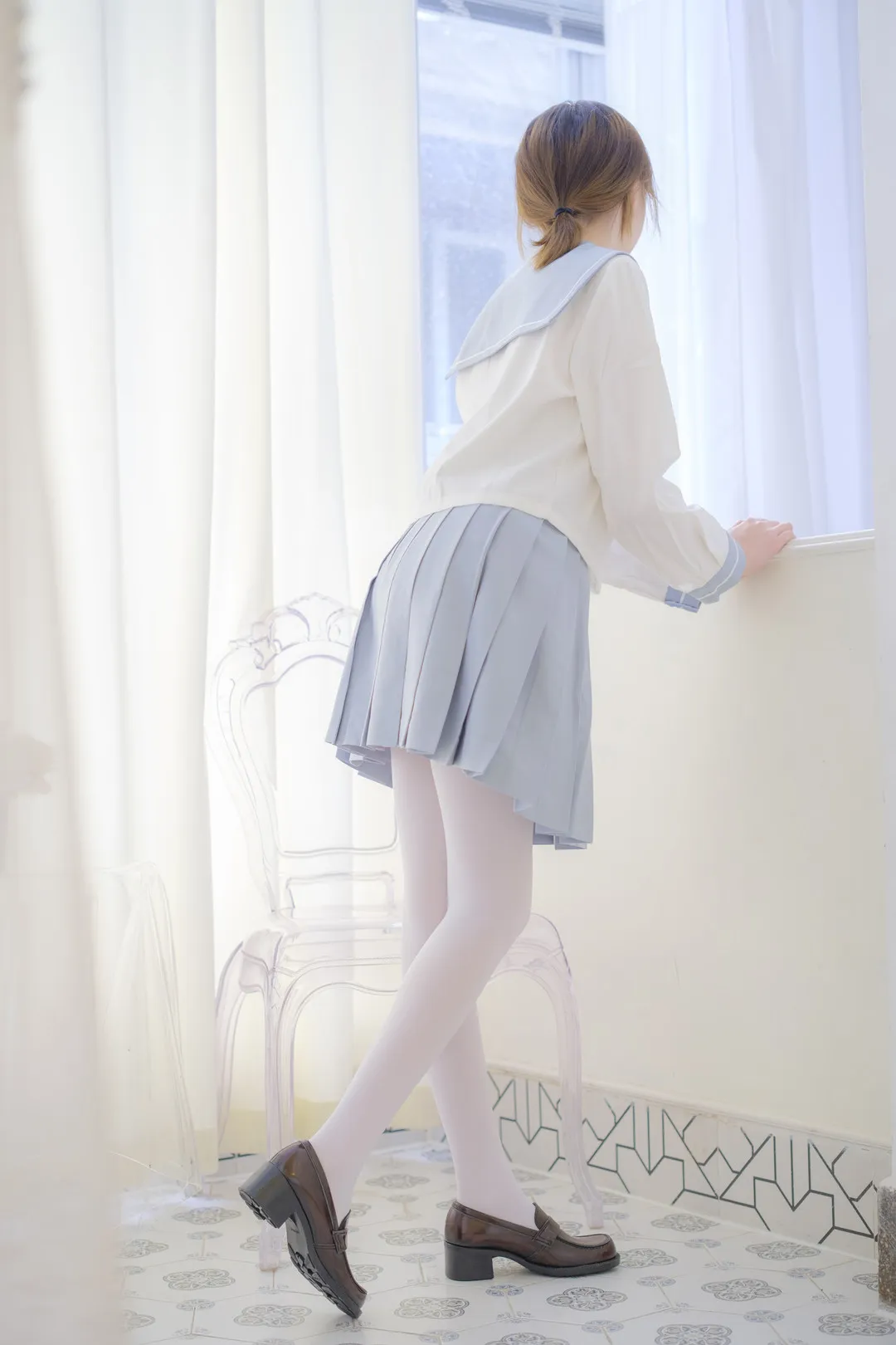森萝财团写真作品，粉色系JK水手制服搭配格纹百褶短裙，白丝袜配粉色匡威，室内白色背景坐姿，清纯校园风展示