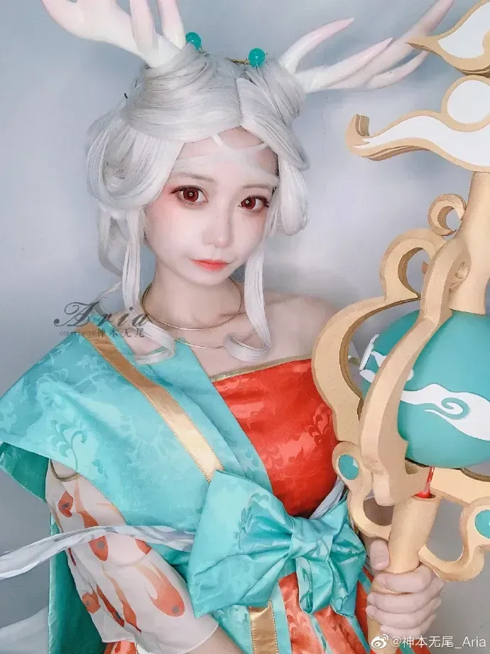 神本无尾白发角色造型半身特写,浅青服饰搭配弯角头饰与手持道具