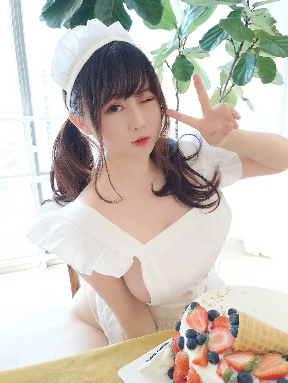 是依酱吖穿白色露肩上衣坐在餐桌旁的明亮写真