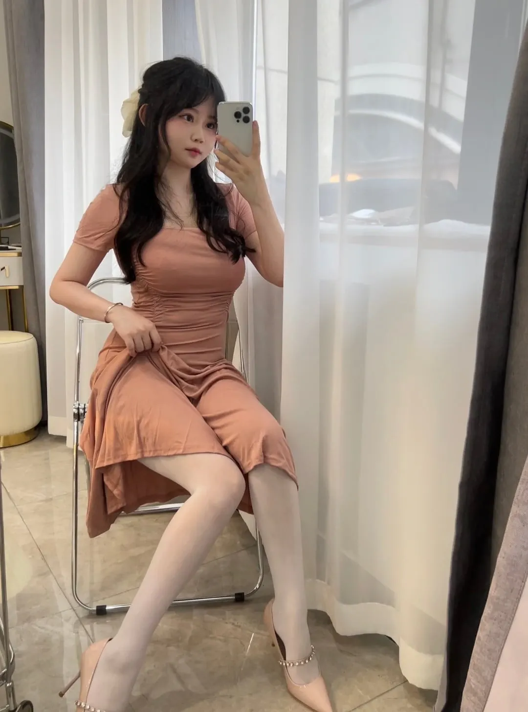 是依酱吖穿粉色连衣裙在镜前坐姿自拍的写真