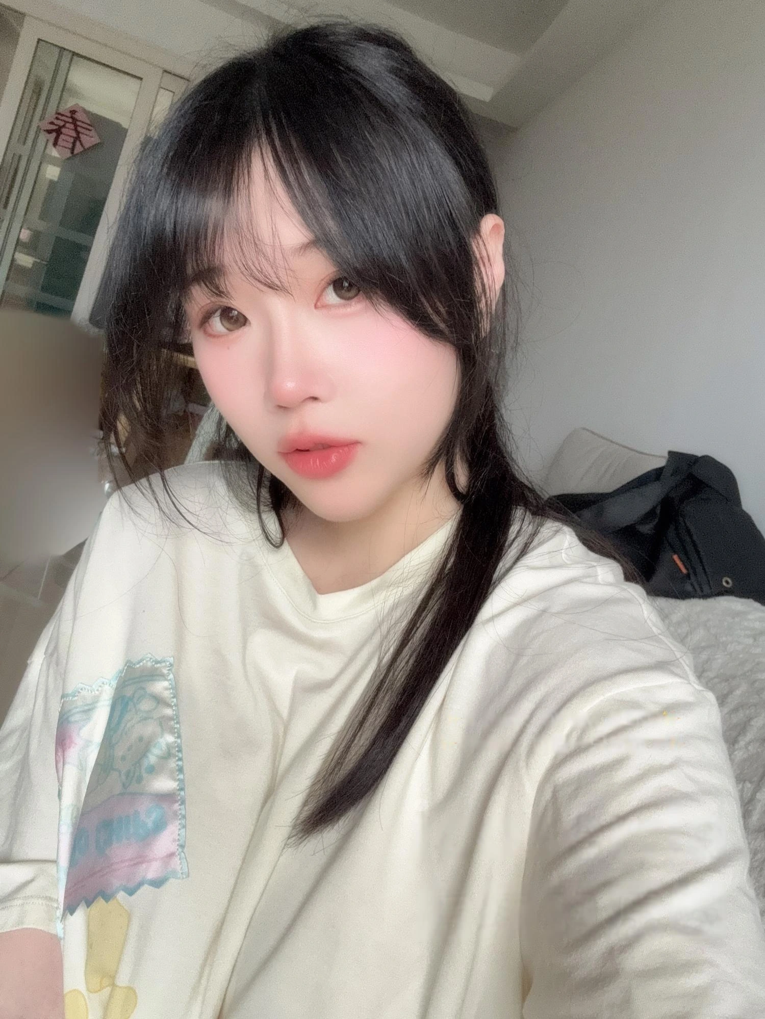 是一只废喵了白色上衣黑发自拍写真