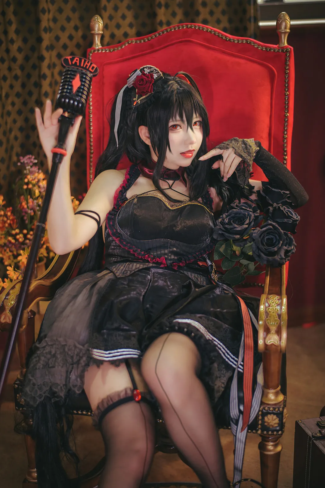 是一只熊仔吗暗黑哥特风Cosplay写真，红色宫廷王座背景，冷艳御姐造型展示