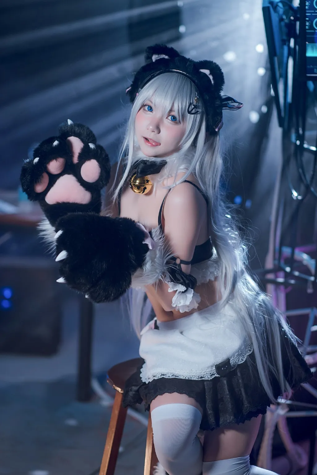 是一只熊仔吗白发猫耳Cosplay写真，黑色蕾丝猫娘造型，灵动表情展示