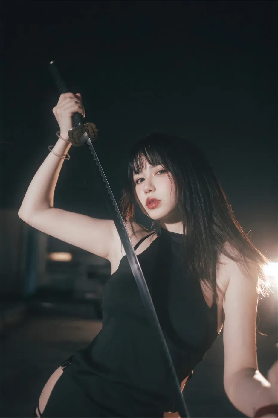 Tina很妖孽呀在夜色背景中持刀站姿出镜，黑色长发配黑色无袖服装