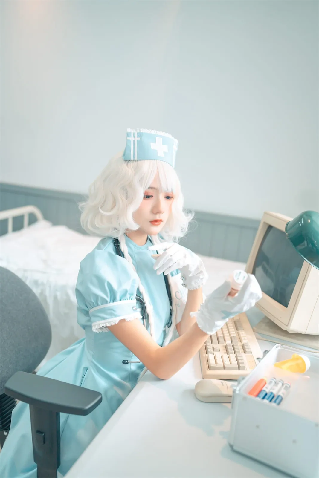 兔子Zzz不吃胡萝卜护士服坐在电脑桌旁的室内写真图