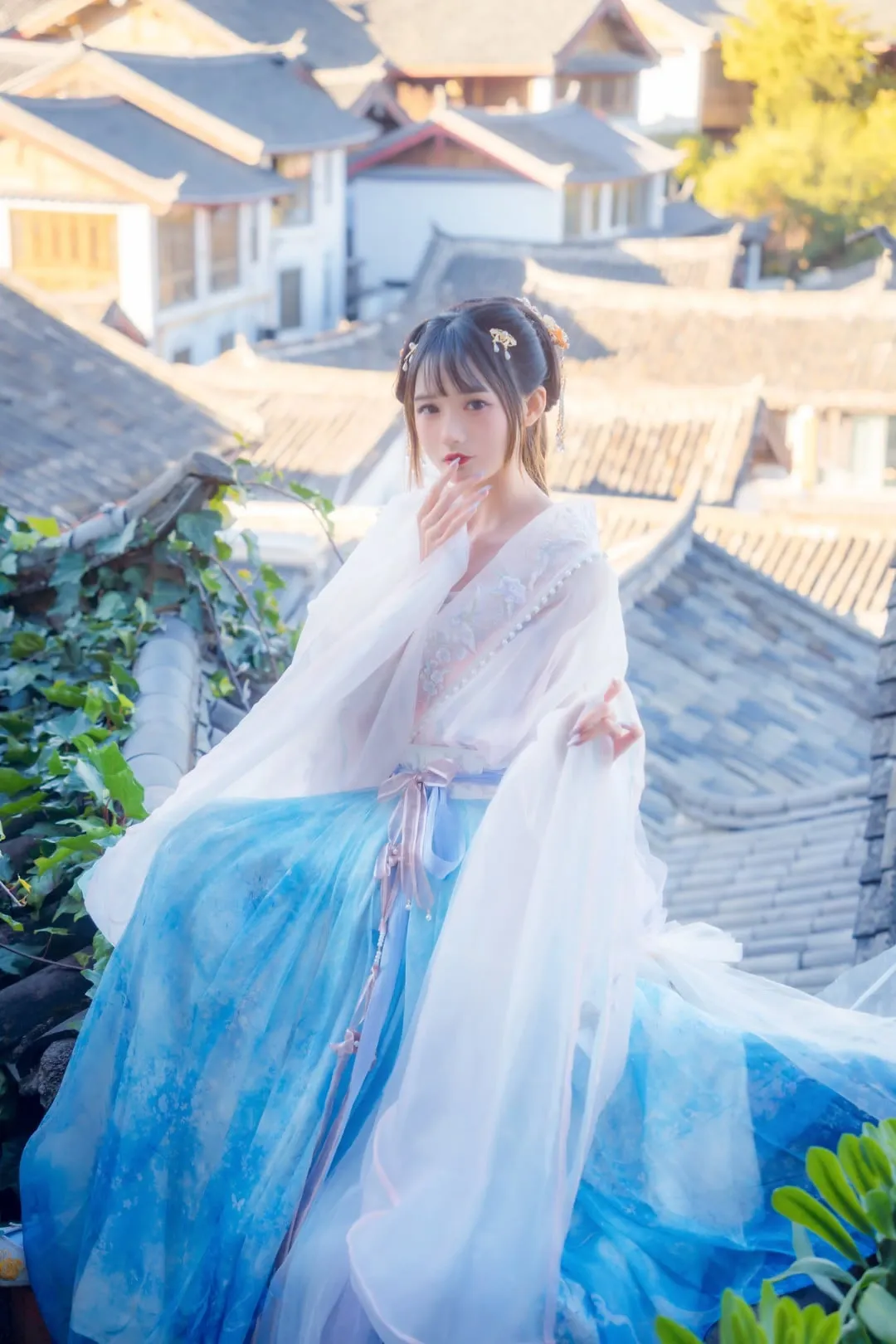 兔子Zzz不吃胡萝卜穿蓝白汉服坐在屋檐外景中的写真图