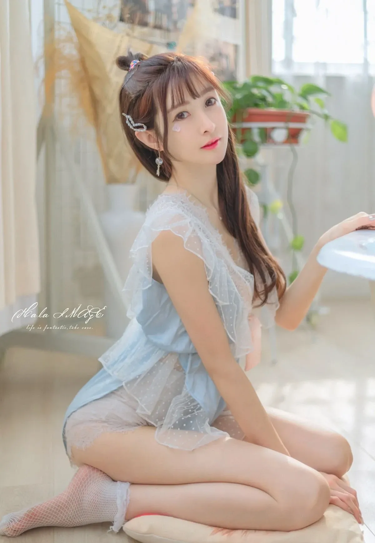 王羽杉Barbieshy在窗边浅色房间穿白色纱裙,坐在地面回头看向镜头的写真构图