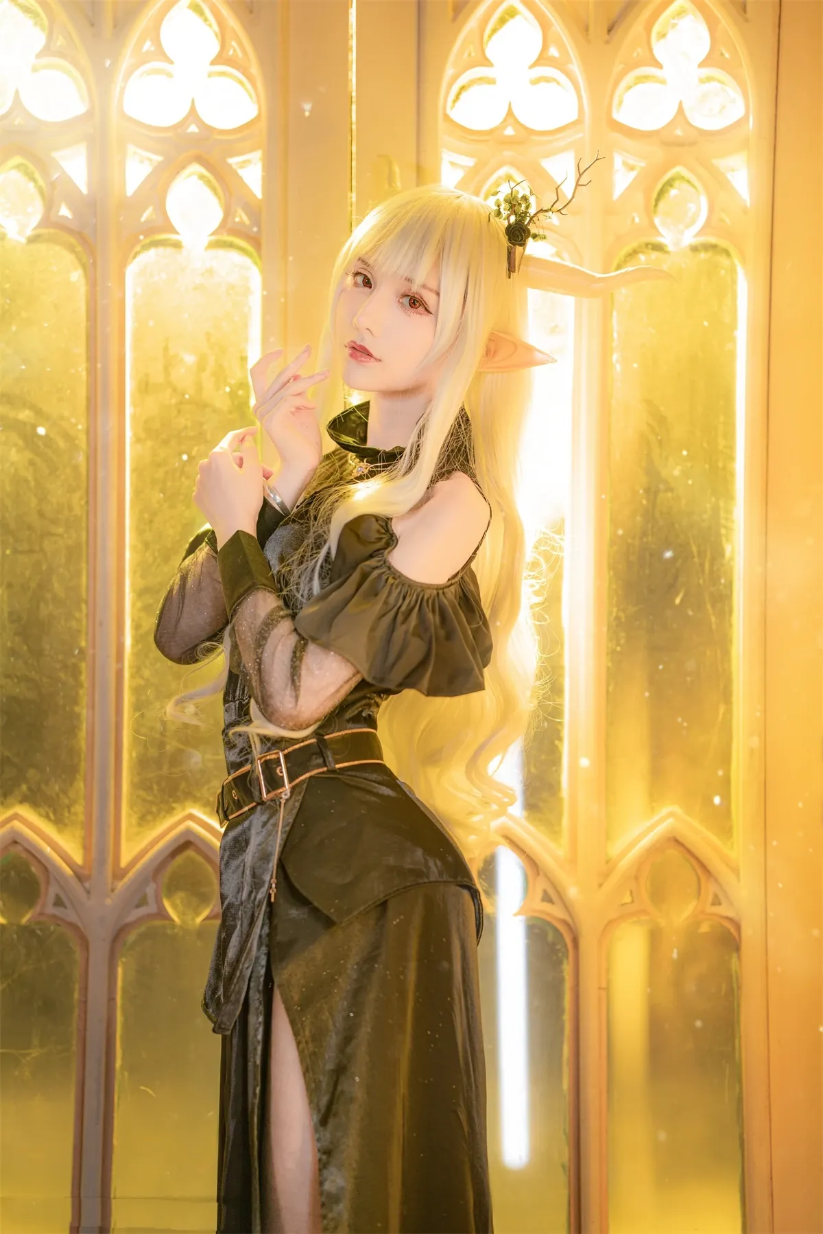 仙九airi在金色大厅穿黑色礼服手持花束的cos写真