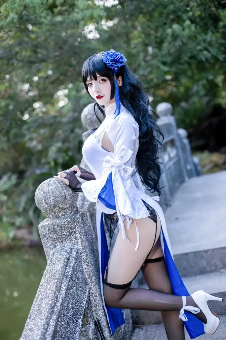 仙九airi在户外穿蓝白服装搭配花饰长发的cos写真