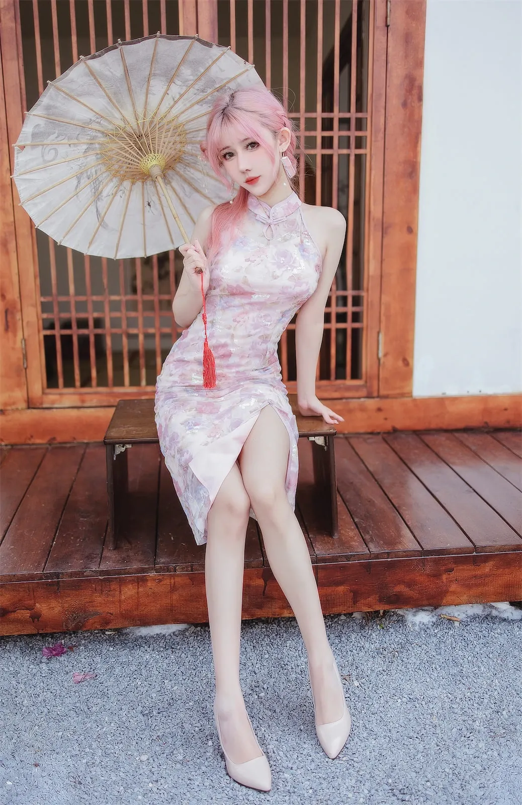 仙女月在木质门廊前穿白色旗袍手持纸伞的cos写真