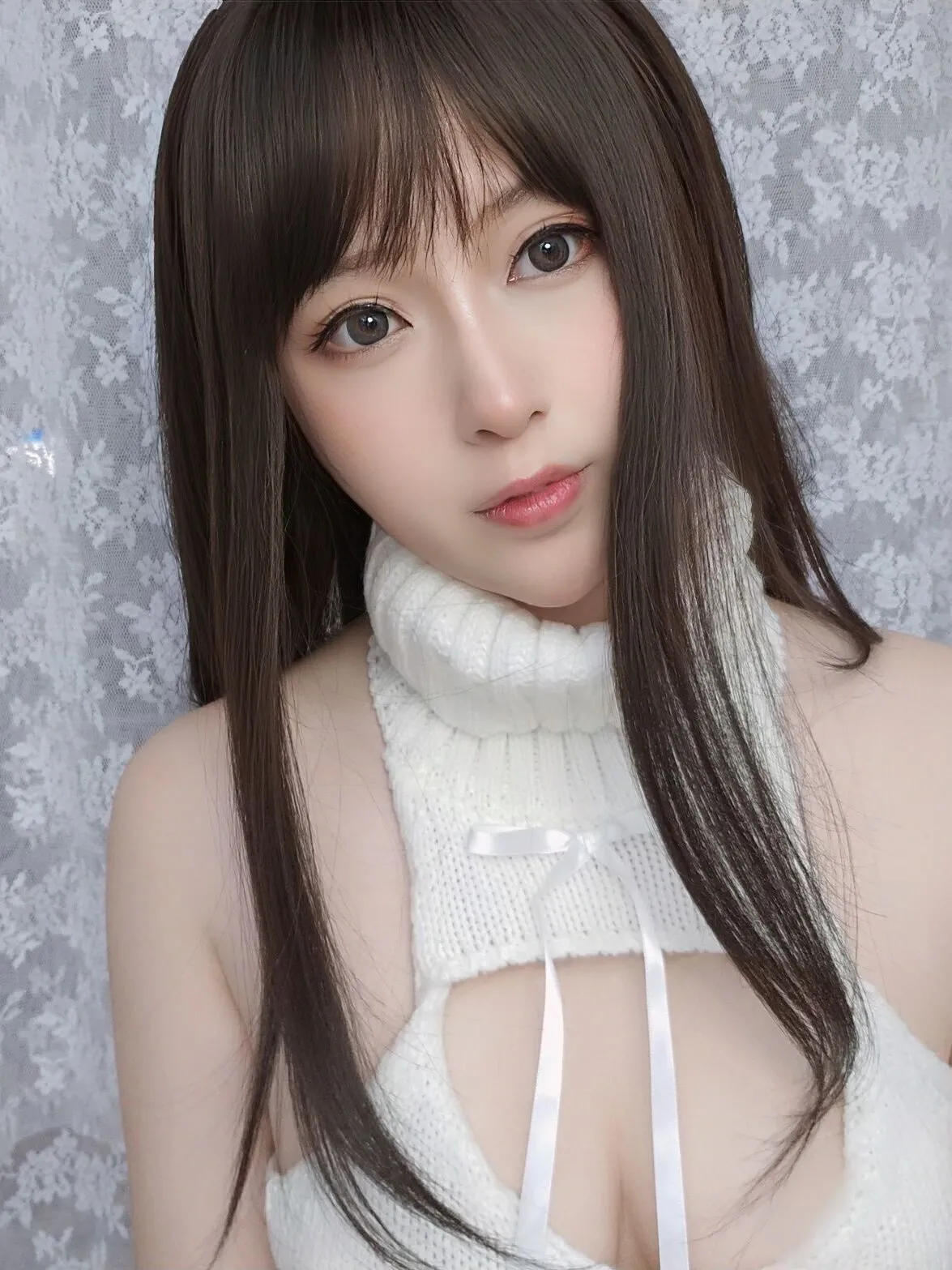 小容仔咕咕咕w白色高领上衣近距离头像写真
