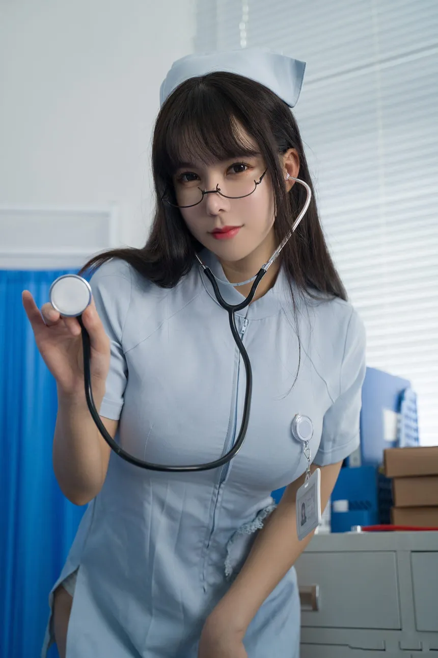 亚马逊鲶鱼穿浅蓝护士服戴眼镜手持听诊器的cos写真