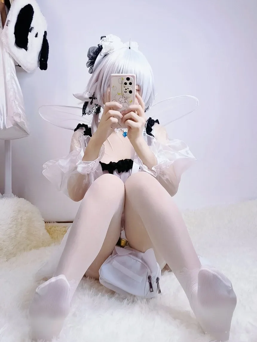 伊喵君_Nya戴白色绒毛头饰和白色长袜坐姿自拍的cos写真