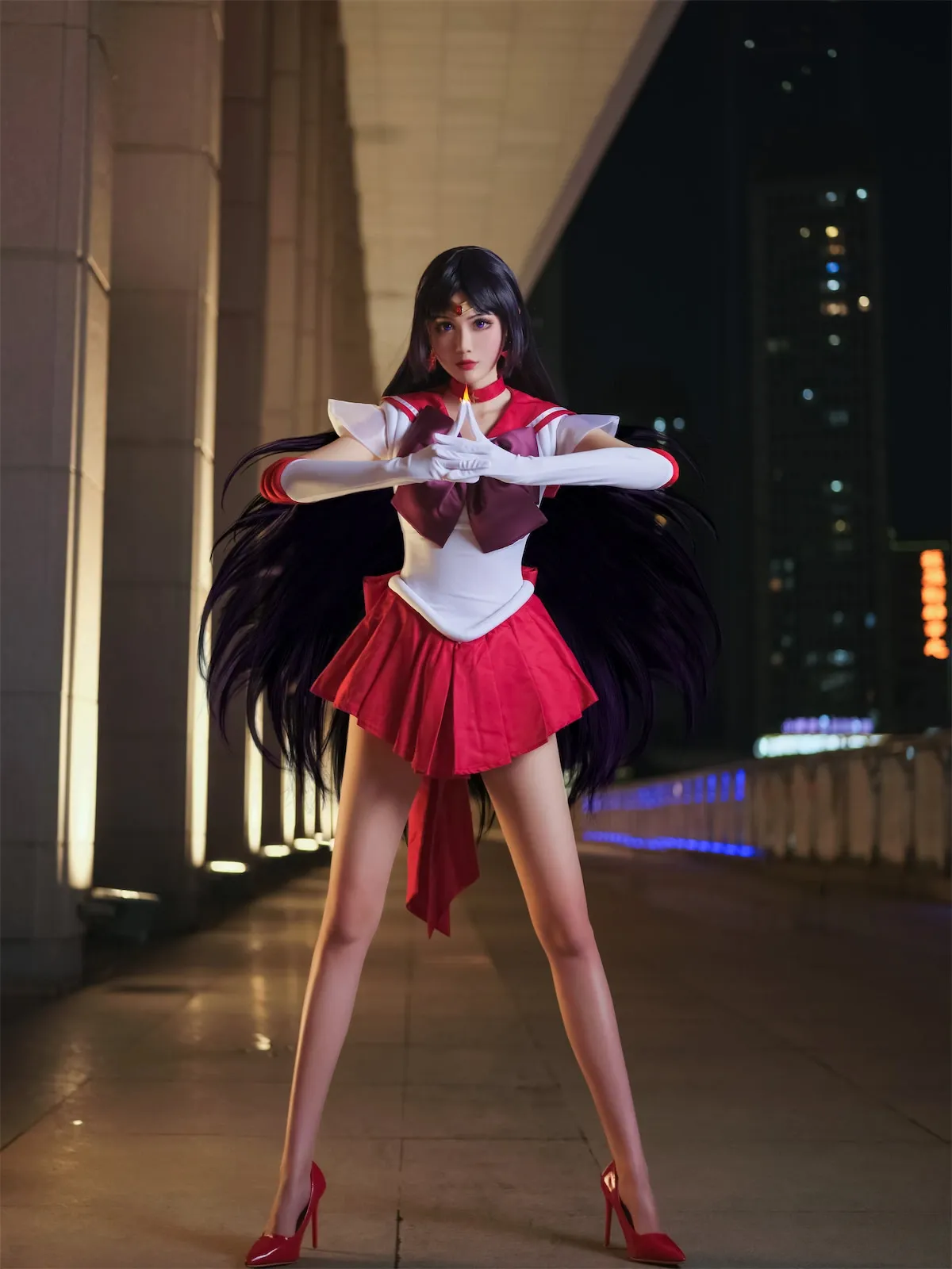 一米八的大梨子穿红白水手战士服站在夜景前的全身COS写真