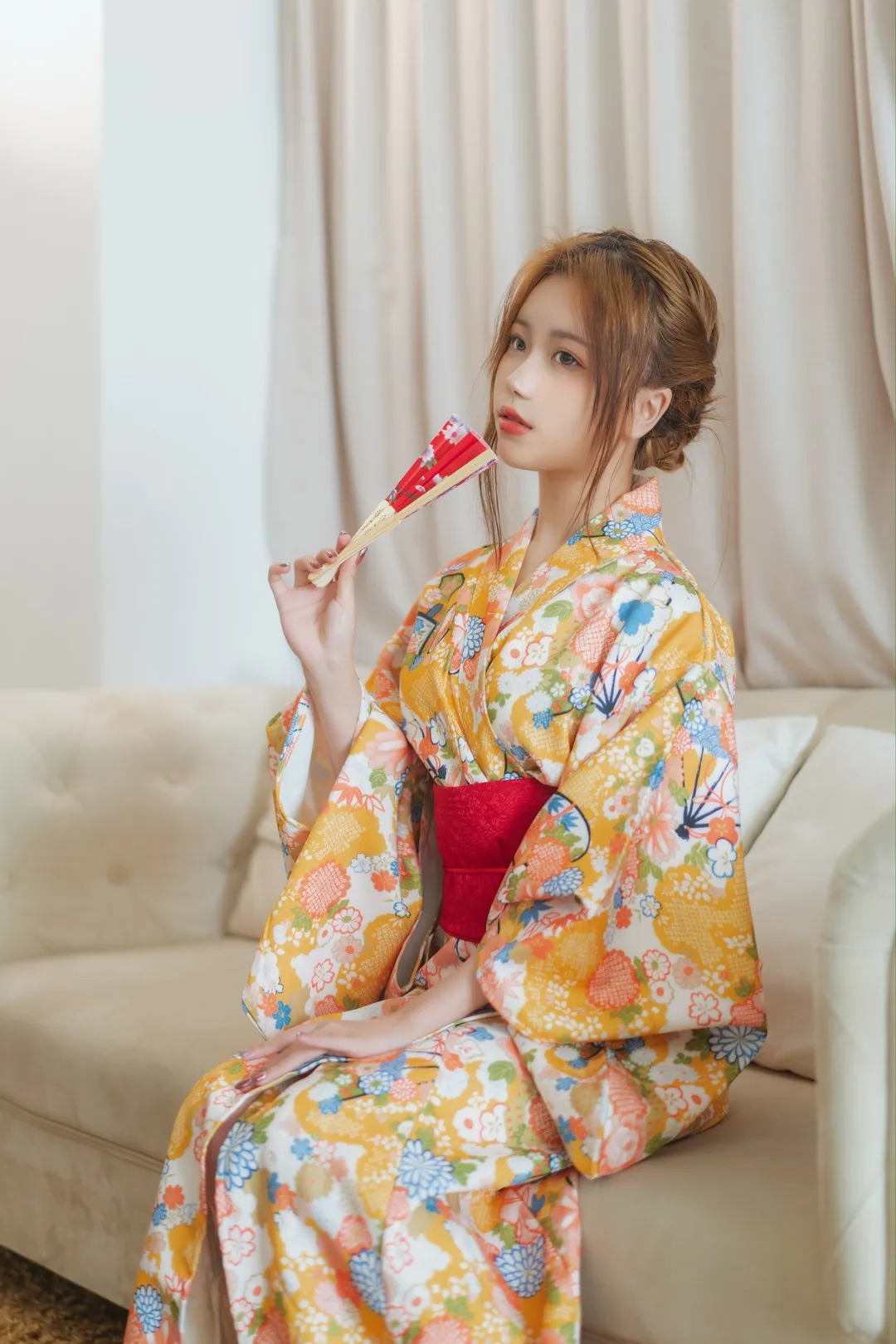 亦南南南穿花色和服坐在窗边手持红色小物的写真