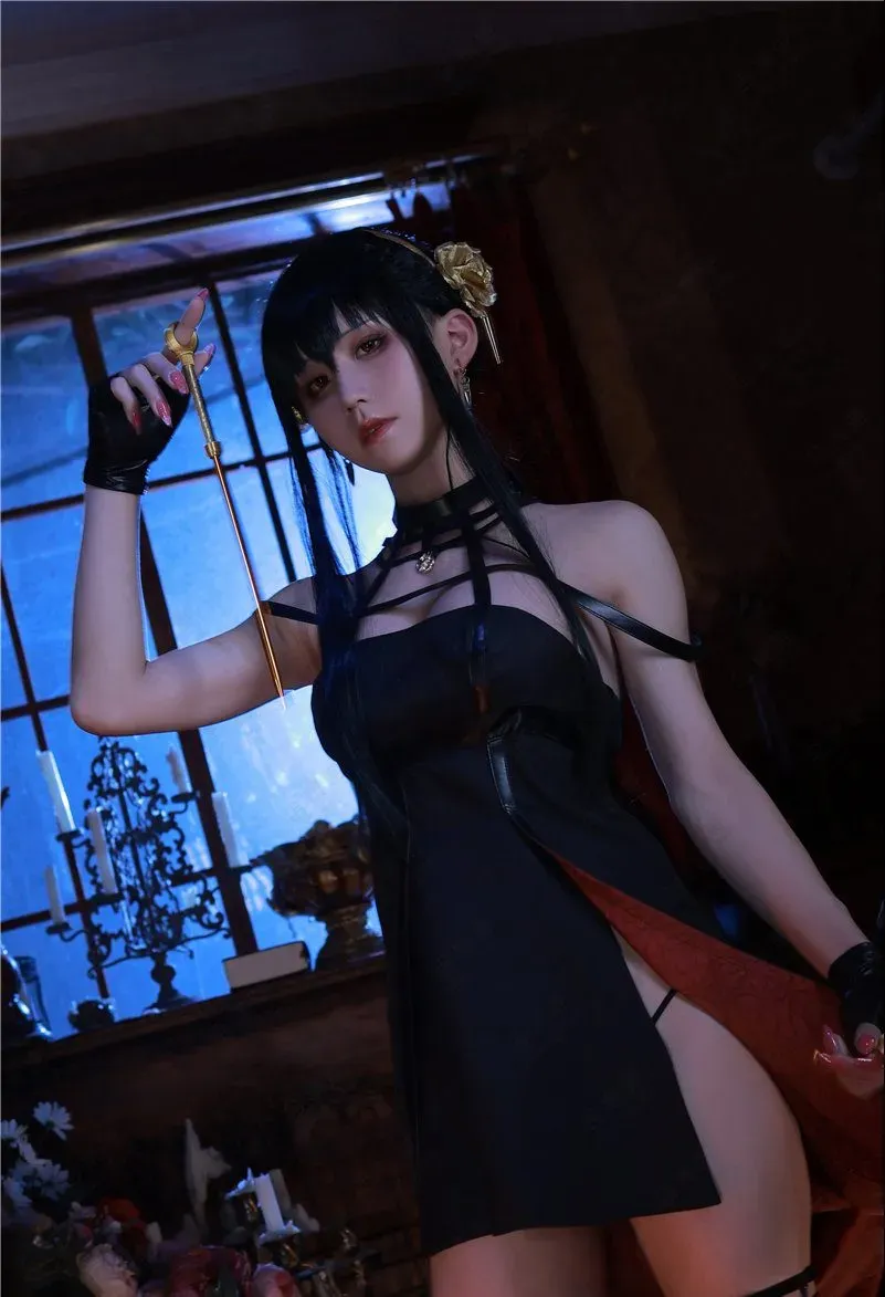 桜满三时室内黑色挂脖礼服站姿实拍,黑长发配金色发饰,单手抬起看向镜头